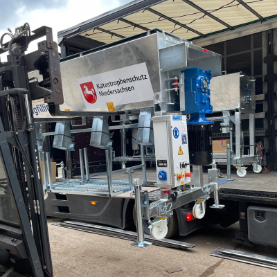 Verladen der Titan 2400 Sandsackfüllmaschinen Verladen der Titan 2400 Sandsackfüllmaschinen